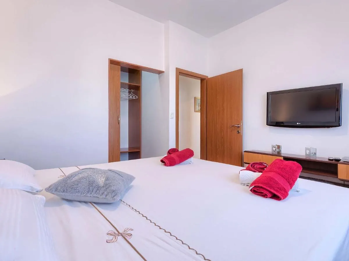 Apartment Laura By Interhome Galižana
