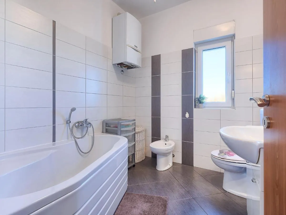 Apartment Laura By Interhome Galižana Chorvatsko