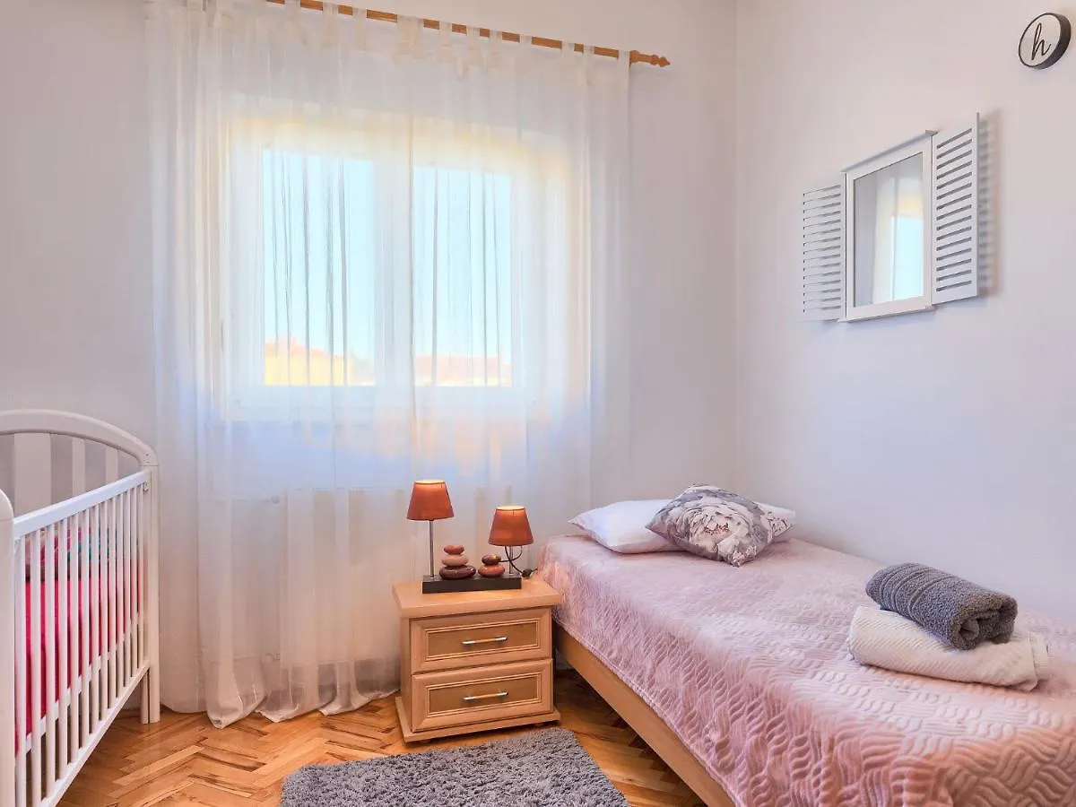 Apartment Laura By Interhome Galižana 0*,  Kroatien